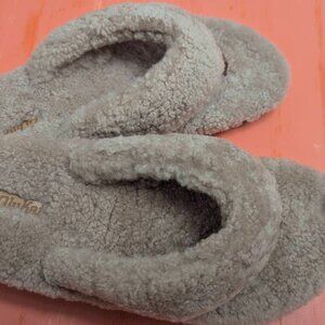 Olukai womens shearling slipper size 9 tan